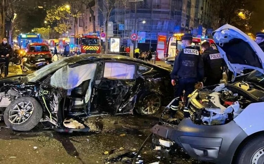 paris-tesla-accident-1