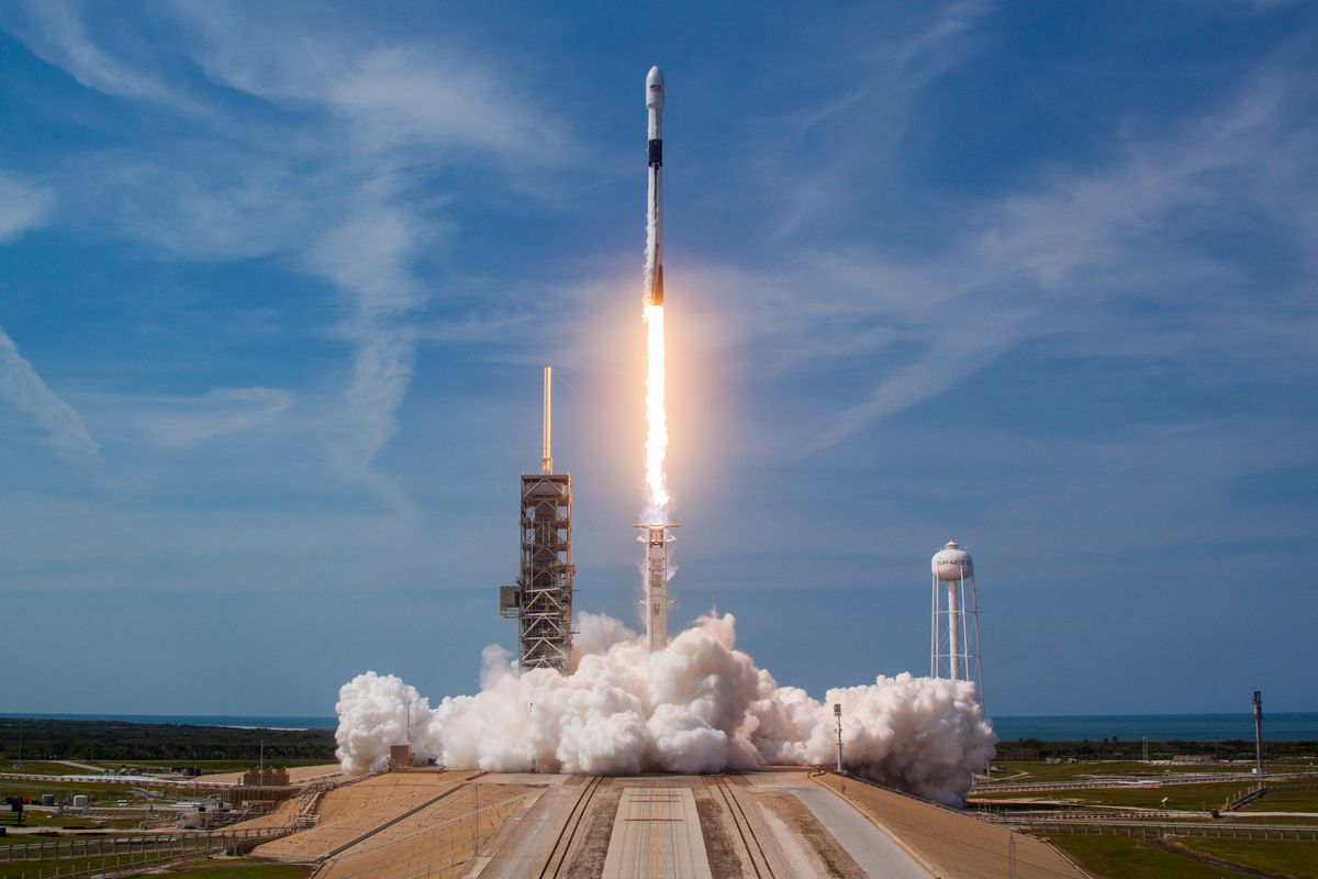 spacex-rocket-moon-1