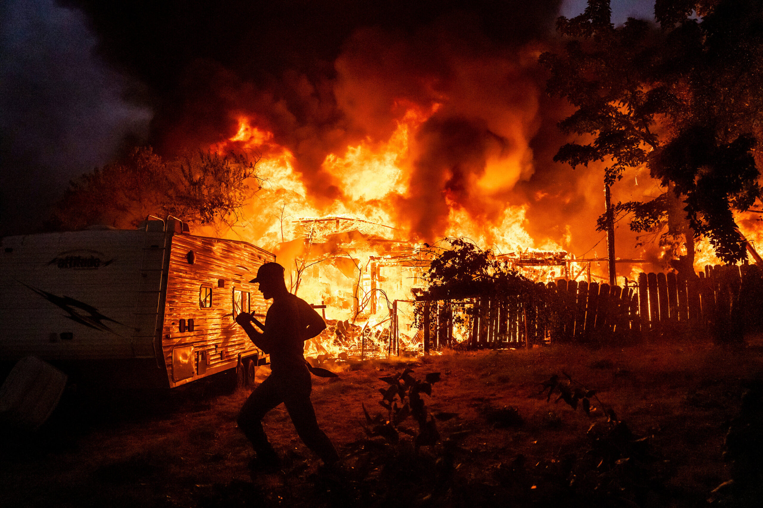 North American wildfires intensify as climate change extends burning hours 15